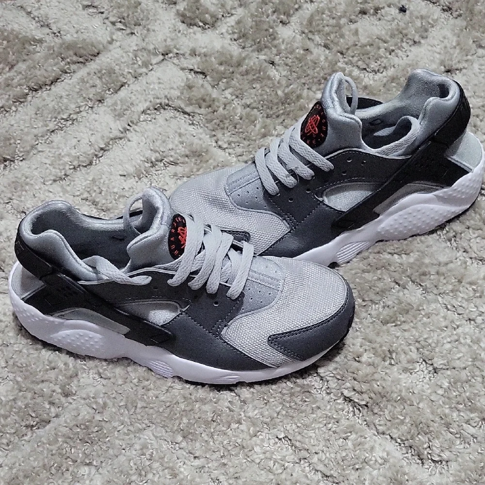 NIKE HUARACHE Gray and Black Athletic Sneakers Sz 5.5 Y - Picture 1 of 3